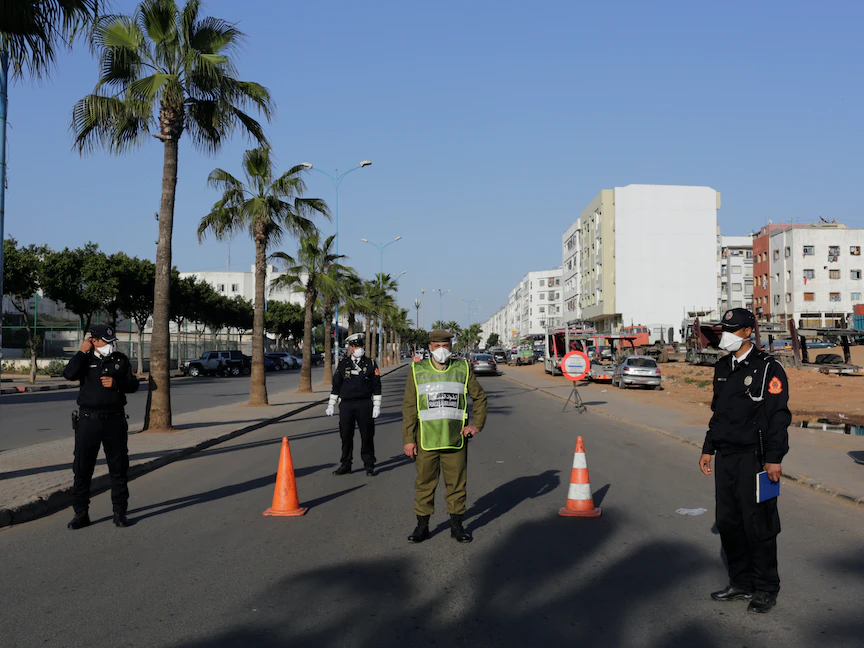 ضباط الشرطة يقومون بدوريات في الشوارع بعد تفشي فيروس كورونا في ضواحي الدار البيضاء - REUTERS
