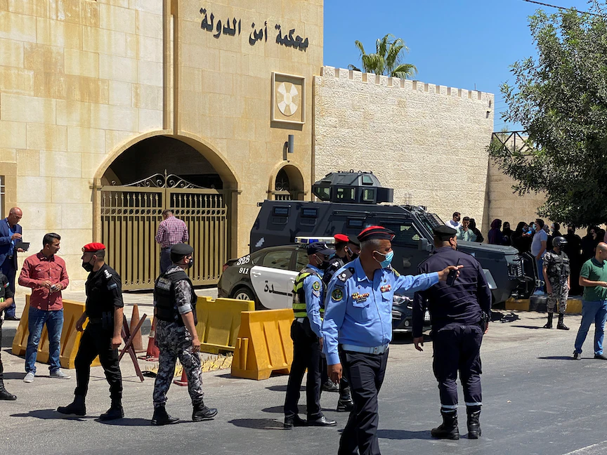 عناصر أمن أمام محكمة أمن الدولة في عمان - 12 يوليو 2021 - REUTERS