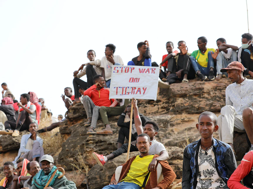 لاجئون إثيوبيون يحتفلون بالذكرى السادسة والأربعين لتأسيس "الجبهة الشعبية لتحرير تيغراي" في مخيم للاجئين بشرق السودان، 19 فبراير 2021 - AFP