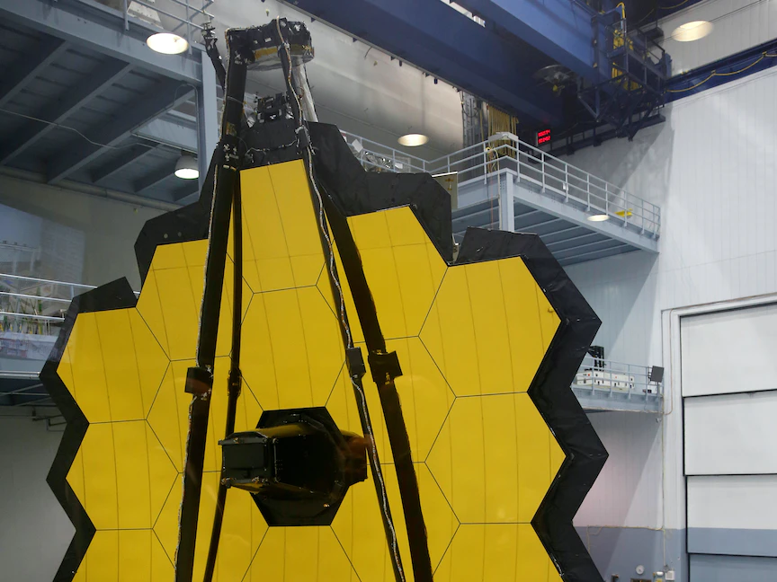 عمال ناسا ينظرون إلى مرآة تلسكوب الفضاء جيمس ويب أثناء الكشف عنها لوسائل الإعلام. 2 نوفمبر 2016 - REUTERS