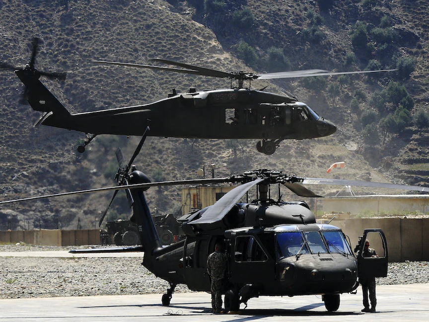 مروحيات عسكرية أميركية من طراز "بلاك هوك" في مقاطعة كونار شرقي أفغانستان، 23 أغسطس 2011 - REUTERS