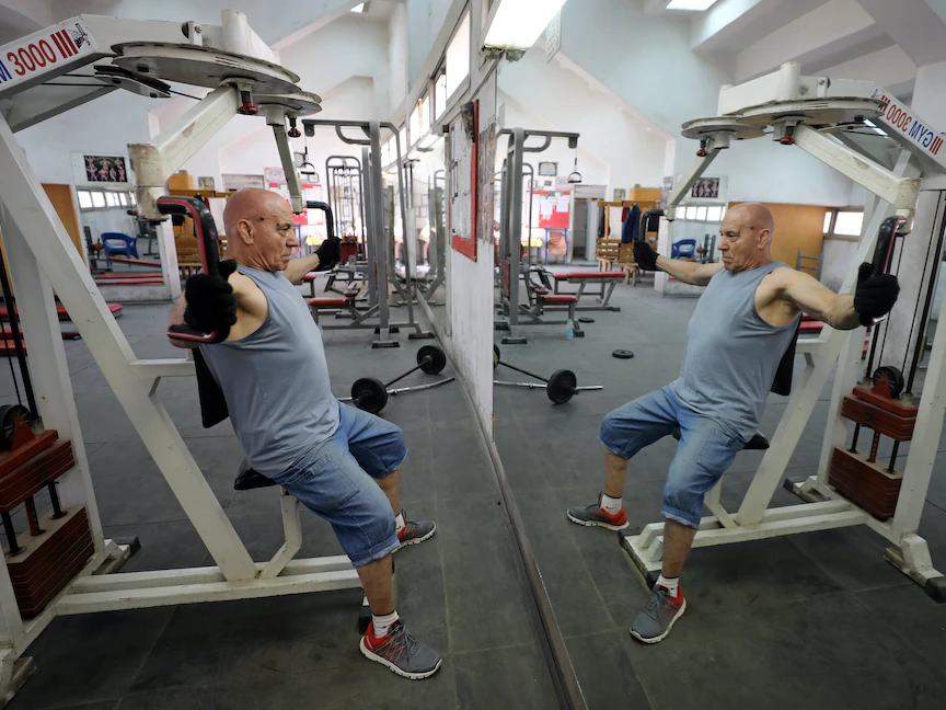 مسن مصري (80 عاماً)، يمارس الرياضة في صالة ألعاب رياضية بالقاهرة - 26 فبراير 2018. - REUTERS