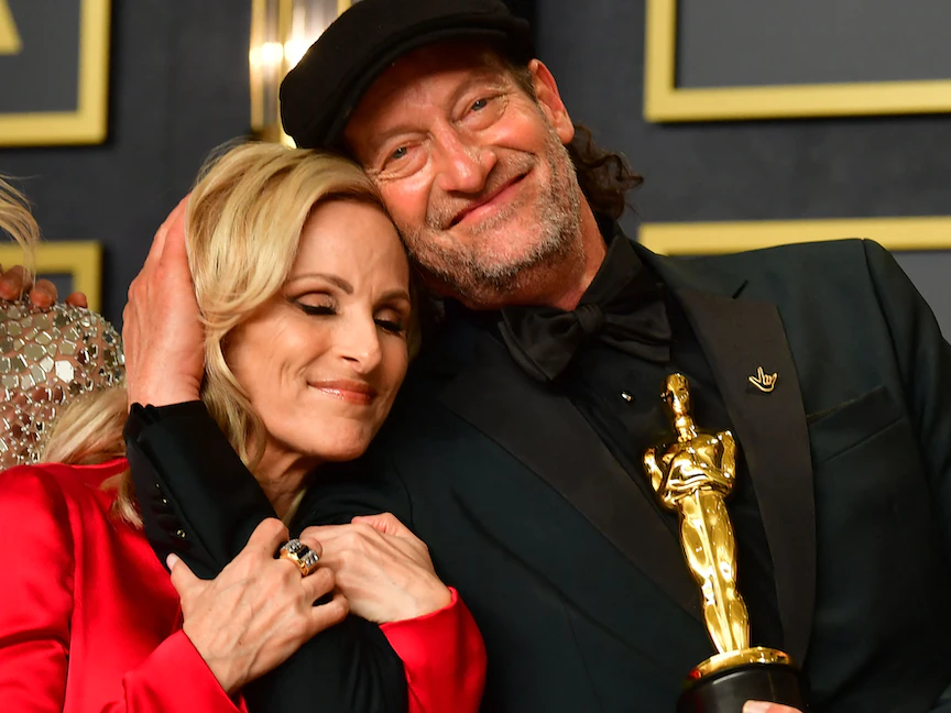 مارلي ماتلين وتروي كوتسور في غرفة الصحافة خلال حفل توزيع جوائز الأوسكار في هوليوود - 27 مارس 2022 - AFP