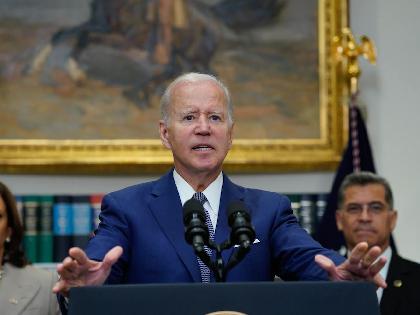 الرئيس الأميركي جو بايدن في مؤتمر صحافي قبل التوقيع على أمر تنفيذي يكفل للنساء الحصول على وسائل الإجهاض ومنع الحمل - 8 يوليو 2022 - Bloomberg