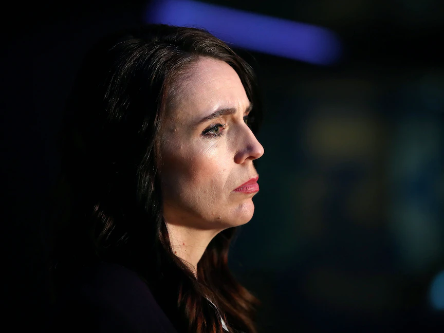 رئيسة وزراء نيوزيلندا جاسيندا أرديرن تخاطب وسائل الإعلام بعد مشاركتها في مناظرة تلفزيونية مع الزعيمة الوطنية جوديث كولينز في TVNZ في أوكلاند ، نيوزيلندا - 22 سبتمبر 2020. - REUTERS