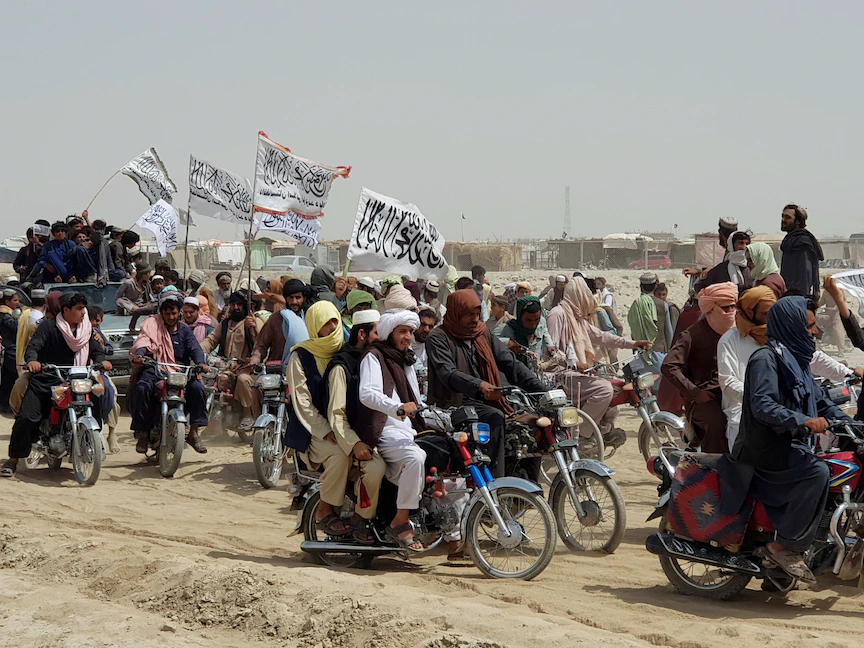 مجموعات تستقل سيارات ودراجات نارية ترفع أعلام طالبان في مدينة شامان الحدودية بين أفغانستان وباكستان- 14 يوليو 2021 - REUTERS