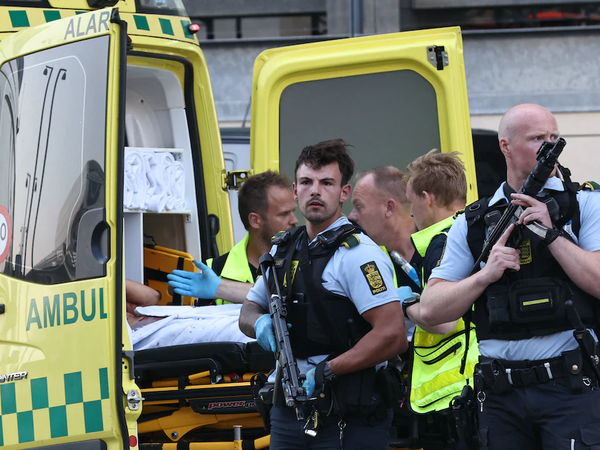 إسعاف عدد من المصابين عقب إطلاق نار في مركز تسوق كبير في العاصمة الدنماركية كوبنهاجن - 3 يوليو 2022 - AFP