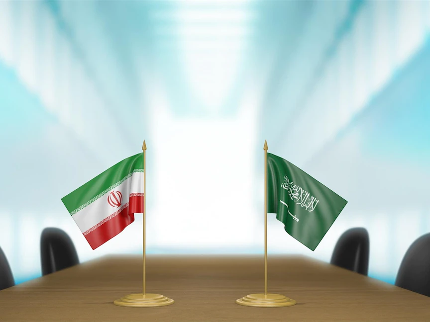 علم المملكة العربية السعودية (يمين) وعلم إيران (يسار)