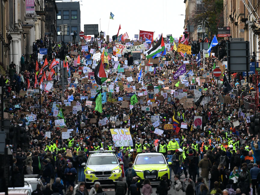 متظاهرون شباب يشاركون في مسيرة "الجمعة من أجل المسقبل" في جلاسكو ، اسكتلندا - 5 نوفمبر 2021 - AFP
