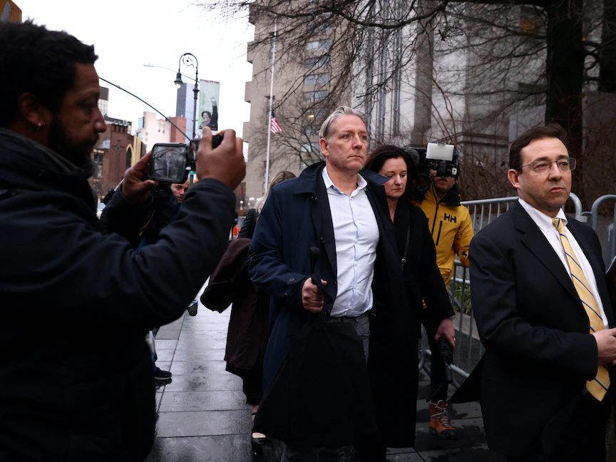 المسؤول السابق في مكافحة التجسس بمكتب التحقيقات الفيدرالي تشارلز مكونيجال خارج محكمة مانهاتن في نيويورك. 23 يناير 2023 - REUTERS