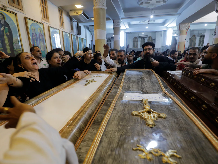 تشييع ضحايا حريق كنيسة أبو سيفين داخل كنيسة العذراء والملاك ميخائيل في منطقة الوراق بالجيزة، مصر. 14 أغسطس 2022 - REUTERS