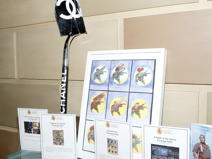 لوحات معروضة في مزاد فني بأوروبا - AFP