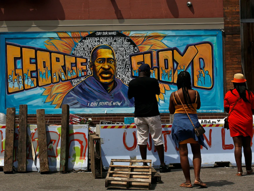 لوحة جدارية لجورج فلويد الأميركي من أصل إفريقي في مينيابوليس، الولايات المتحدة. 3 يونيو 2021 - REUTERS