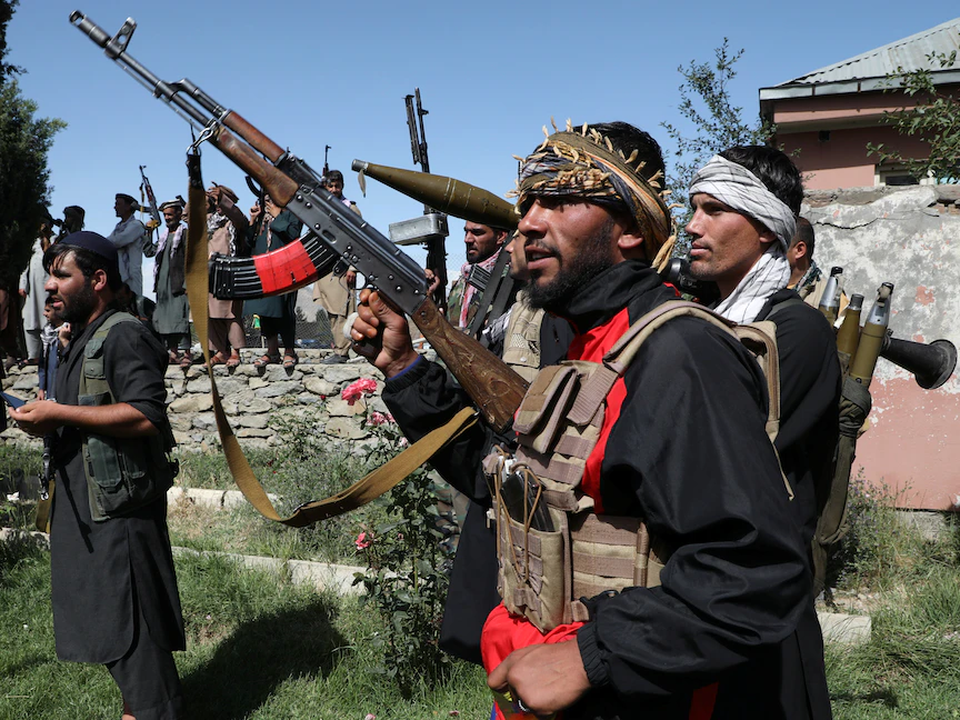 مسلحون يعلنون دعمهم لقوات الأمن الأفغانية في ضواحي كابول - REUTERS