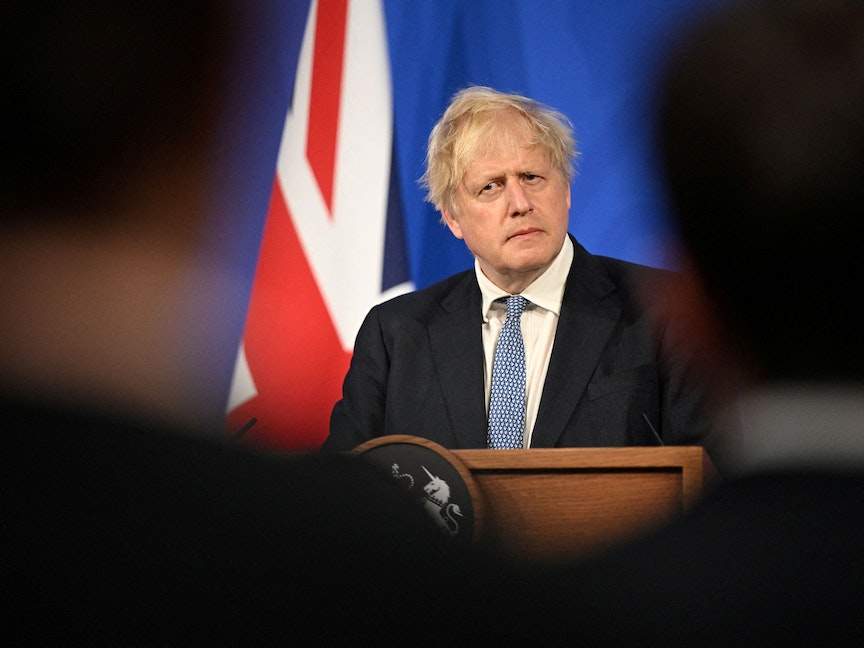 وسط أزمات متعاقبة.. جونسون "عالق في الغابة"