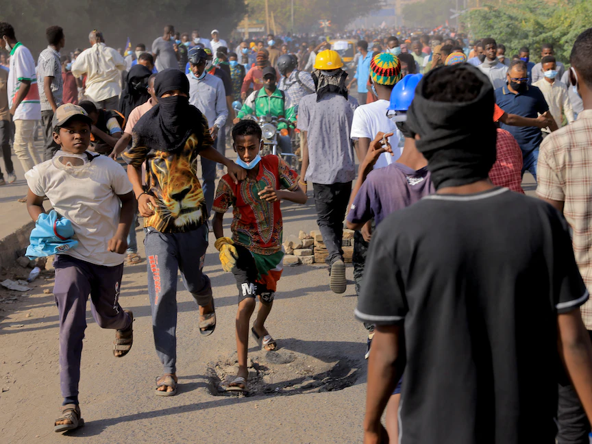 متظاهرون سودانيون يطالبون بسلطة مدنية لإدارة الفترة الانتقالية خلال احتجاجات بالعاصمة الخرطوم - 13 يناير 2022 - REUTERS