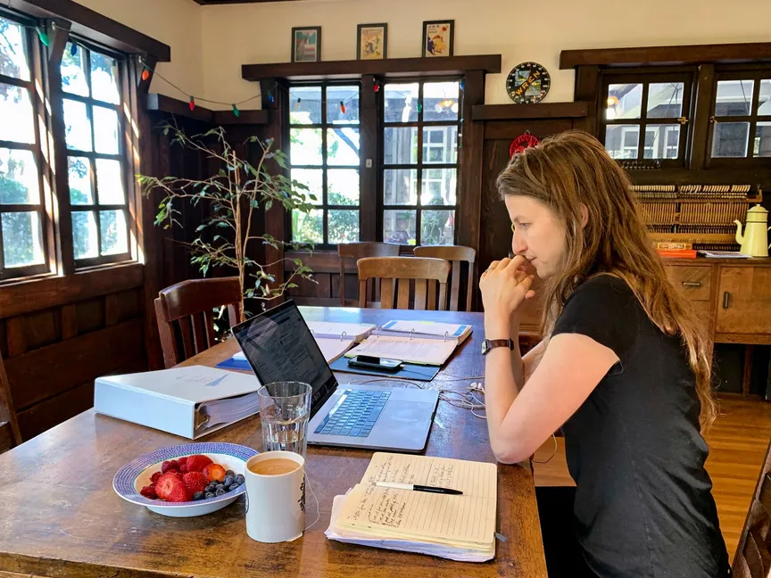 محامية أميركية أثناء العمل من المنزل في أوكلاند بكاليفورنيا - 25 مارس 2020 - AFP