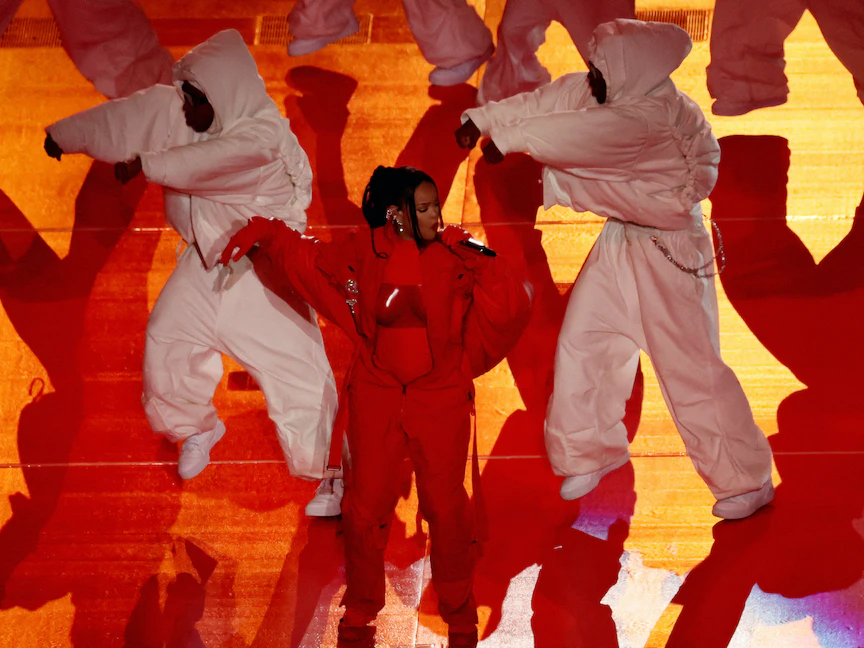 ريهانا خلال عرض على ملعب "ستيت فارم" في ولاية أريزونا الأميركية. 12 فبراير 2023
- REUTERS