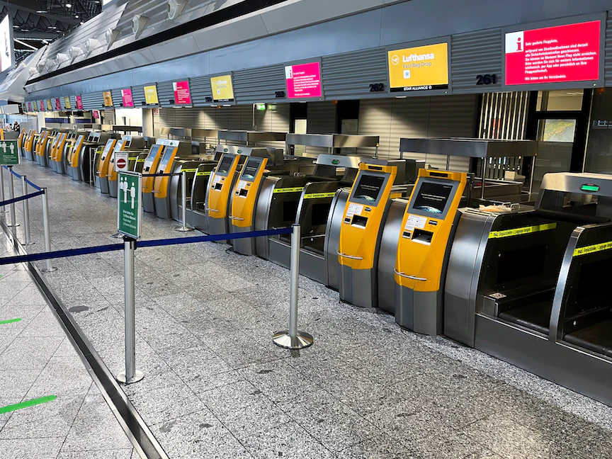 أماكن فارغة لتسجيل السفر تابعة لشركات الطيران "لوفتهانزا" في مطار فرانكفورت خلال إضراب لموظفي الأمن في المطار - 15 مارس 2022. - REUTERS