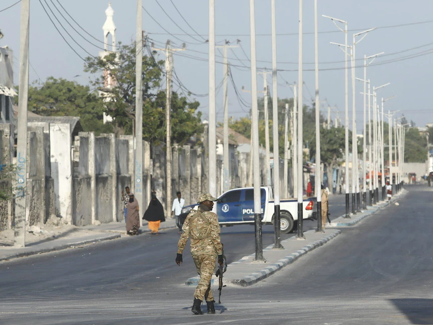 قوات الأمن الصومالية بالقرب من موقع هجوم مسلح على مبنى في منطقة عبدياس بمقديشو في الصومال. 21 فبراير 2023 - REUTERS