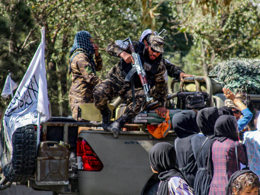 عناصر من طالبان خلال تظاهرة نسائية في العاصمة الأفغانية كابول. 1 أكتوبر 2022 - AFP