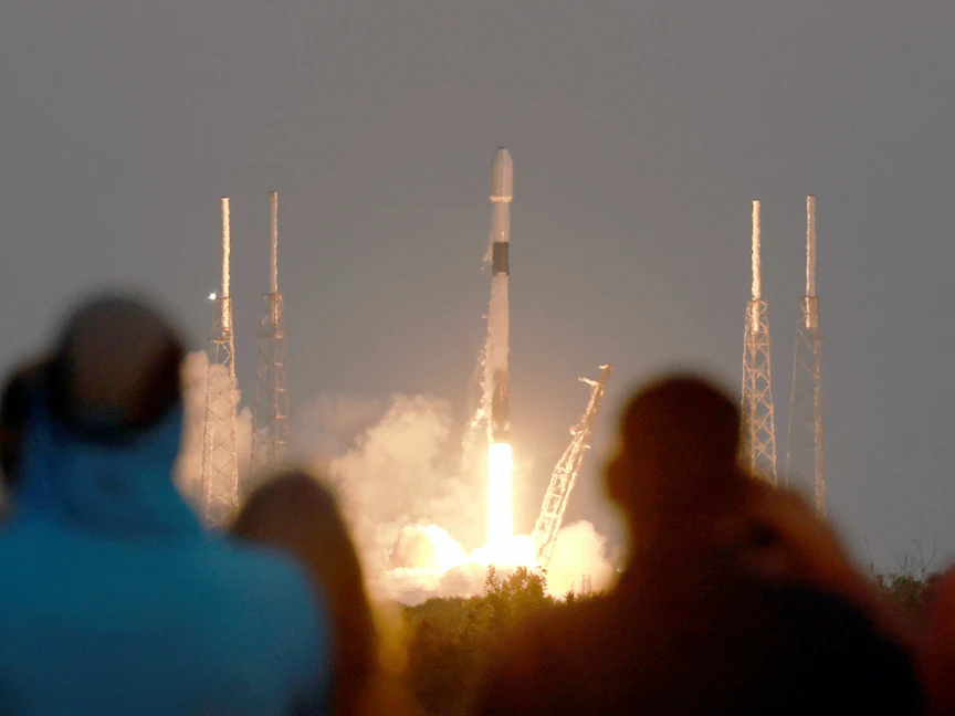 عملية إطلاق أحد صواريخ "سبيس إكس" والتي تحمل الجيل الجديد من أقمار شبكة الإنترنت الفضائي "ستارلينك". 27 فبراير 2023 - AFP