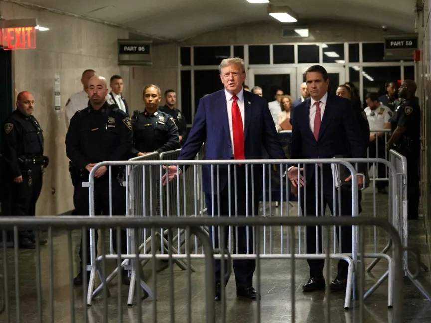 الرئيس الأميركي السابق دونالد ترمب يتحدث في المحكمة العليا بمانهاتن. 15 أبريل 2024 - REUTERS