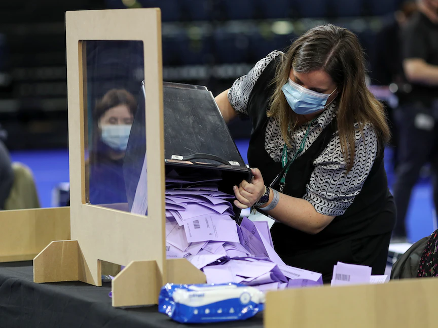 فرز الأصوات في الانتخابات البرلمانية الأسكتلندية في مركز بغلاسكو، 7 مايو 2021 - REUTERS