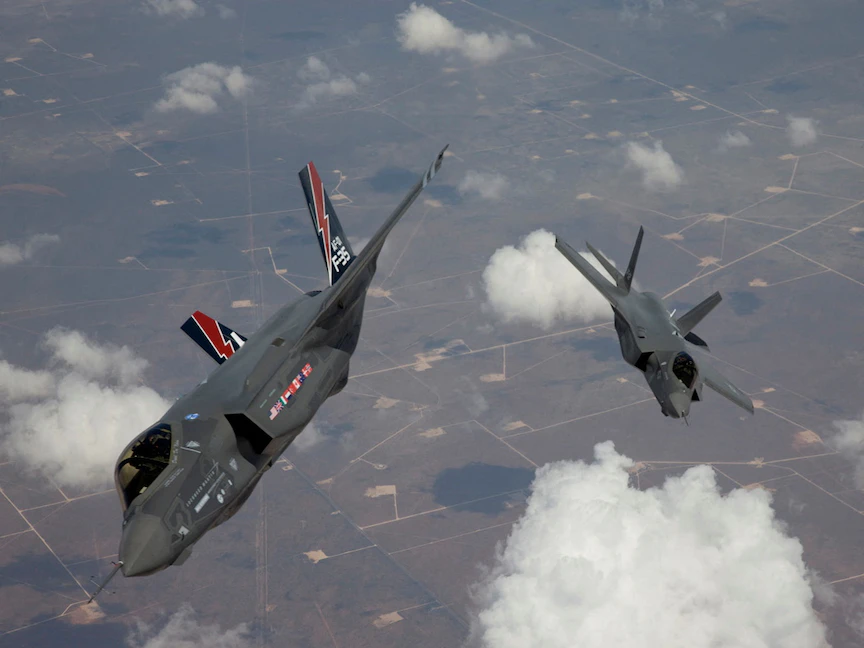 صورة لطائرات F-35 Lightning II تصل إلى قاعدة إدواردز الجوية في كاليفورنيا. 14 مارس 2022 - Reuters