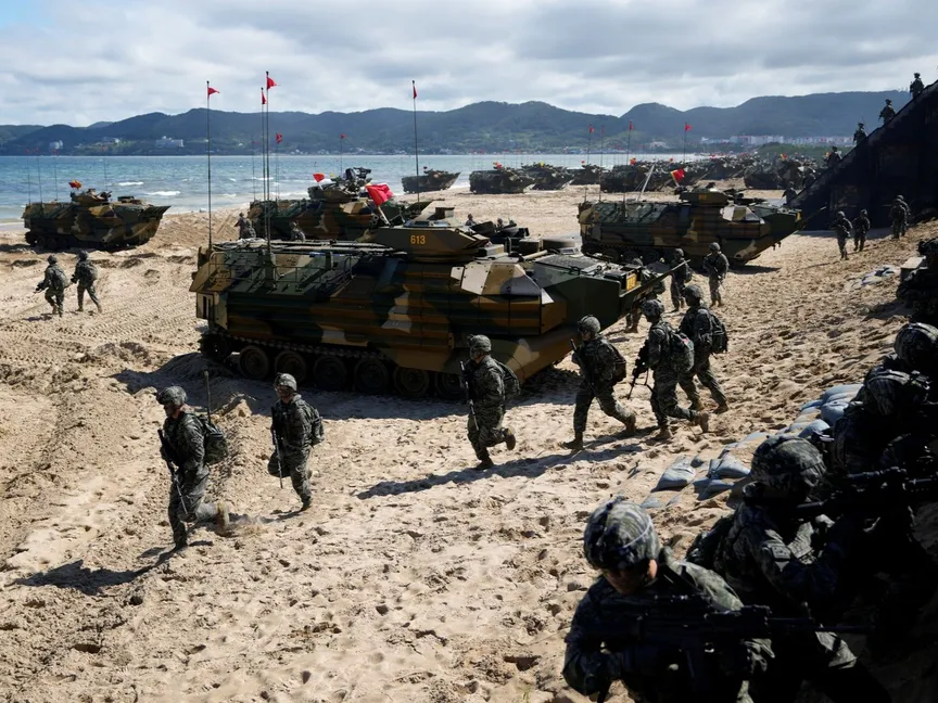 قوات من جيش كوريا الجنوبية على شاطئ في بوهانج - كوريا الجنوبية - 30 سبتمبر 2021 - via REUTERS