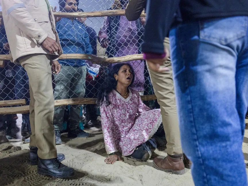 سيدة هندية تبكي أحد أقربائها الذين سقطوا بعد تدافع قبل شاهي سنان الثاني (الحمام الملكي) في مها كومبه ميلا أو مهرجان الرامي العظيم، في براياجراج، الهند. 29 يناير 2025 - Reuters