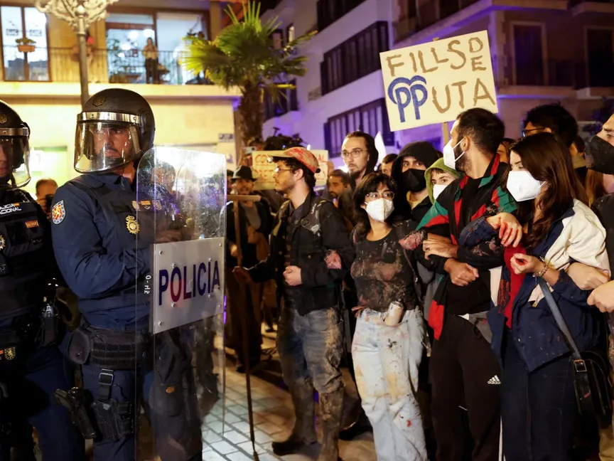 ضباط شرطة يرتدون معدات مكافحة الشغب في فالنسيا شرق إسبانيا. 9 نوفمبر 2024 - Reuters