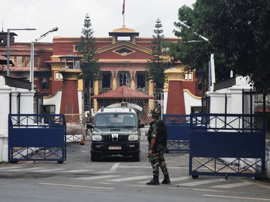 أحد أفراد الجيش النيبالي يقف خارج المبنى الرئاسي "شيتال نيواس" في كاتماندو، نيبال. 12 سبتمبر 2025. - Reuters