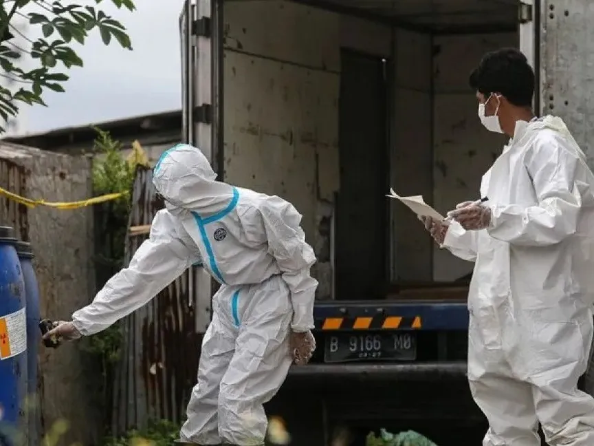 خبراء يقومون بقياس مستويات الإشعاع على المواد الملوثة بالسيزيوم 137 في منطقة سيكاندي الصناعية في إندونيسيا. 2 أكتوبر 2025 - ANTARA