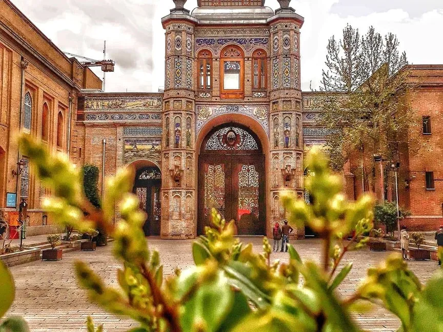 بوابة الحديقة الوطنية "سردار باغ ملي" وسط طهران، وتضم وزارة الخارجية الإيرانية، والمتحف الوطني الإيراني، ومتحف مالك، ومتحف البريد الوطني. (2024) - iranroute.com