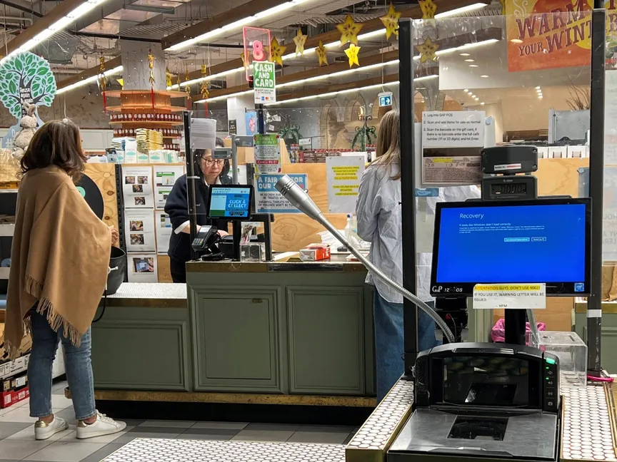 حاسبة تسجيل النقدية في محل بقالة تظهر شاشة زرقاء متأثرة بانقطاع الإنترنت في سيدني بأستراليا. 19 يوليو 2024 - Reuters