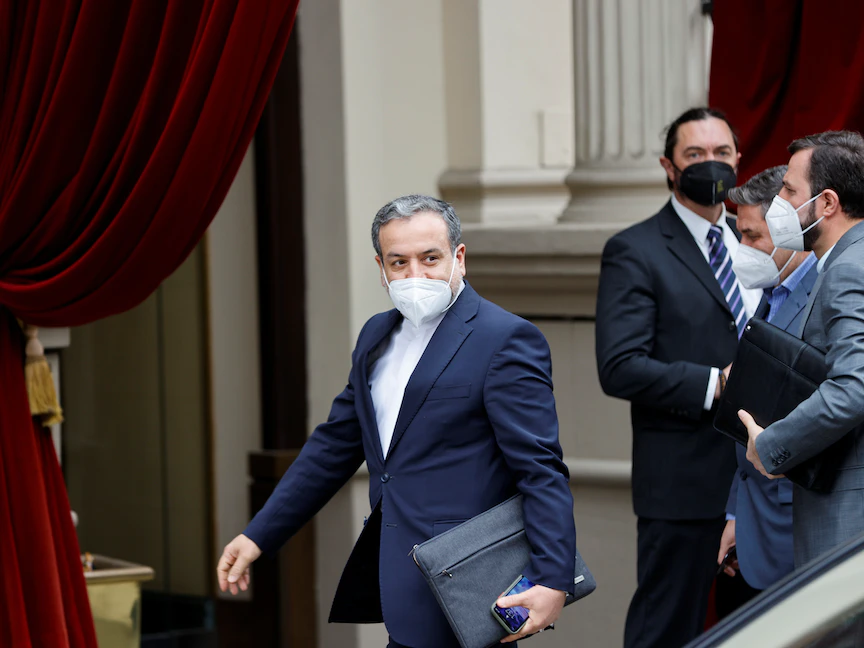 عباس عراقجي، كبير المفاوضين الإيرانيين في محادثات فيينا، ومندوب إيران لدى الوكالة الدولية للطاقة الذرية كاظم غريب آبادي (يمين) يصلان إلى اجتماع فيينا - 25 مايو 2021 - REUTERS