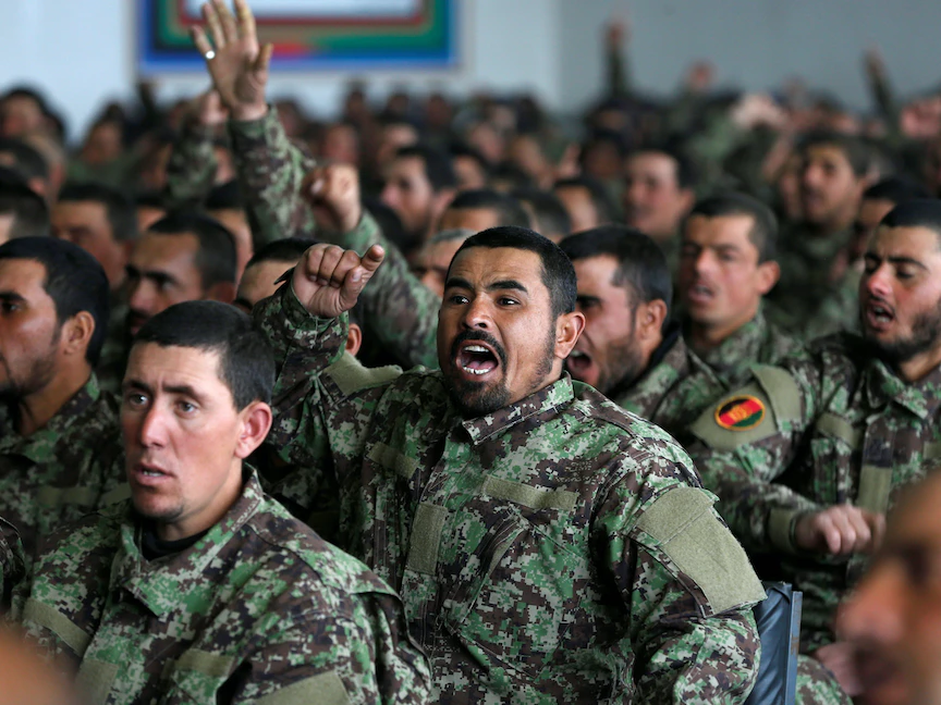 جنود من الجيش الوطني الأفغاني في حفل تخرج بمركز التدريب العسكري في كابول، أفغانستان- 27 يناير 2019 - REUTERS