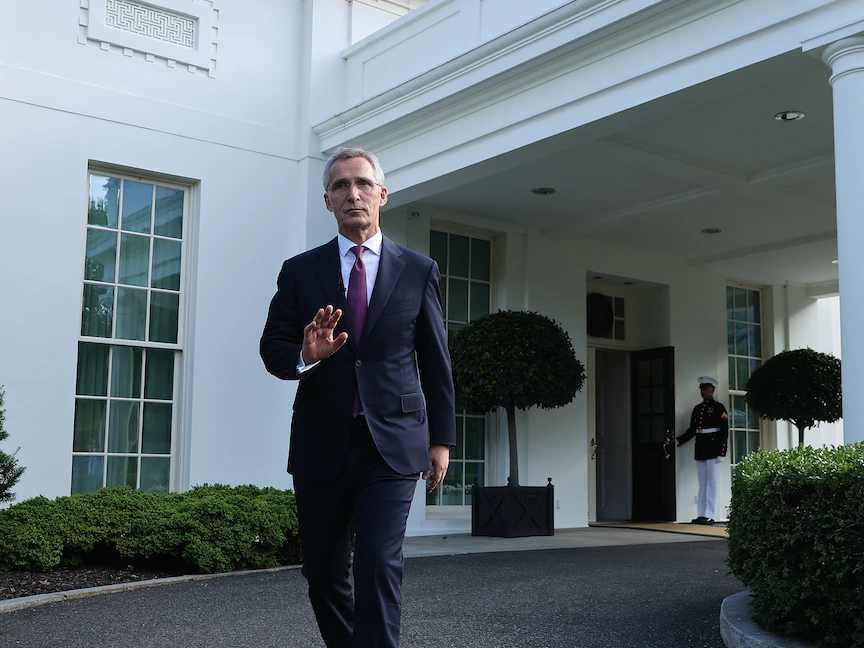 الأمين العام لحلف شمال الأطلسي ينس ستولتنبرغ أمام البيت الأبيض عقب لقاء الرئيس الأميركي جو بايدن - 7 يونيو 2021 - Getty Images via AFP