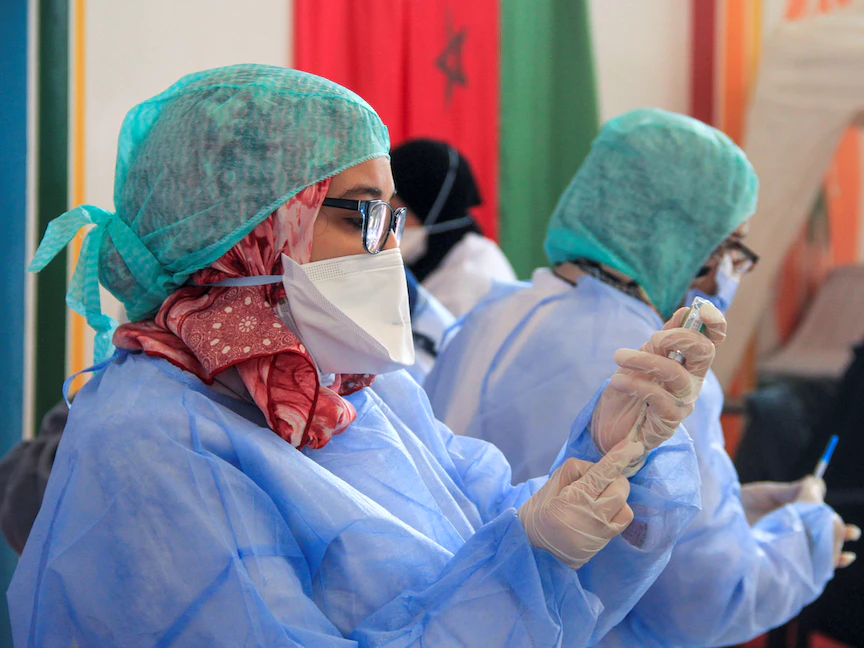 موظفو الرعاية الصحية يحضرون لقاحات كوفيد خلال حملة التطعيم الوطنية ضد فيروس كورونا، سلا، المغرب- 29 يناير 2021 - REUTERS