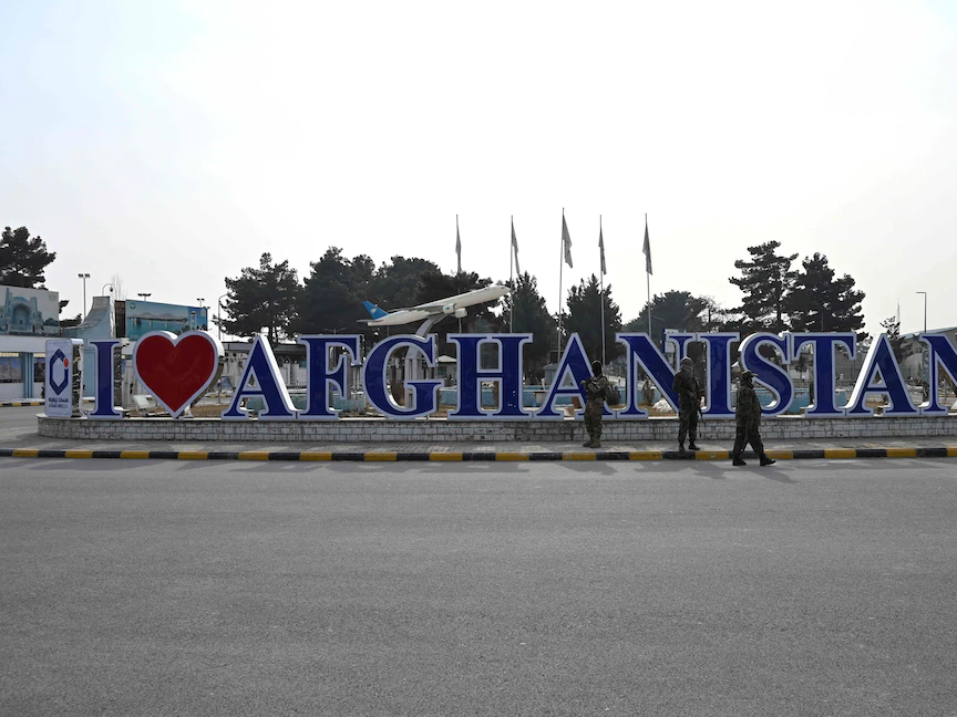 عناصر من حركة طالبان خارج مطار كابول الدولي - 5 فبراير 2022 - AFP