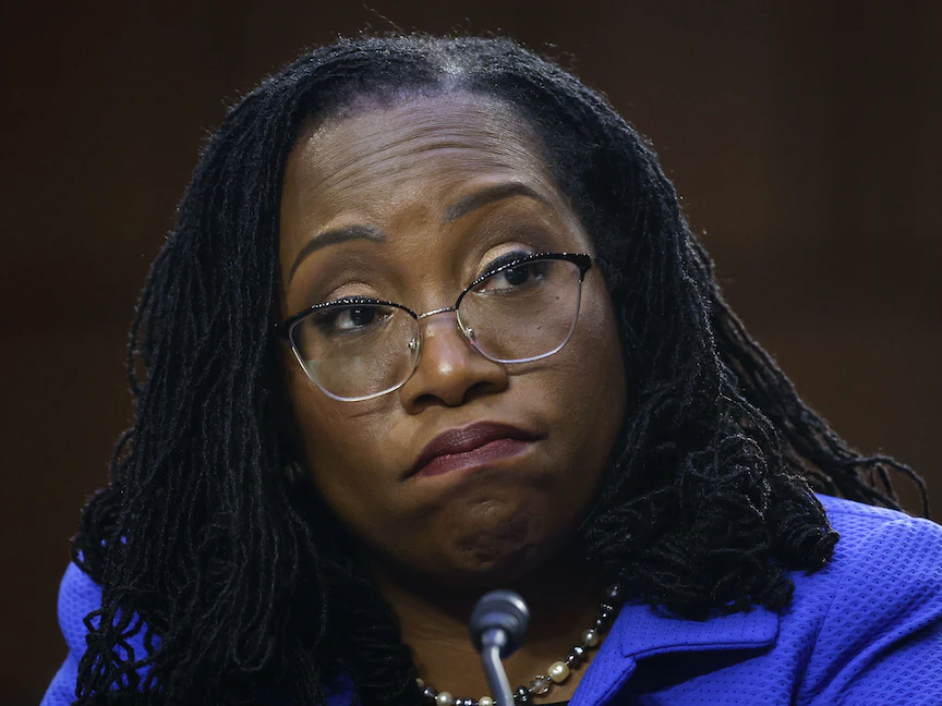 القاضية الأميركية كيتانجي براون جاكسون خلال جلسة استماع طويلة أمام أعضاء مجلس الشيوخ للنظر بتعيينها في المحكمة الدستورية العليا في واشنطن، 23 مارس 2022. - AFP