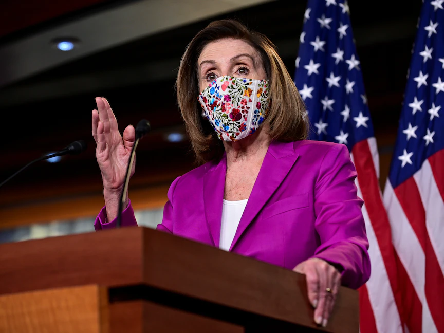 رئيسة مجلس النواب الأميركي، نانسي بيلوسي، تتحدث إلى الصحافيين خلال مؤتمر صحفي في واشنطن، بعد يوم من احتلال أنصار الرئيس دونالد ترمب مبنى الكابيتول، الولايات المتحدة. 7 يناير 2021 - REUTERS