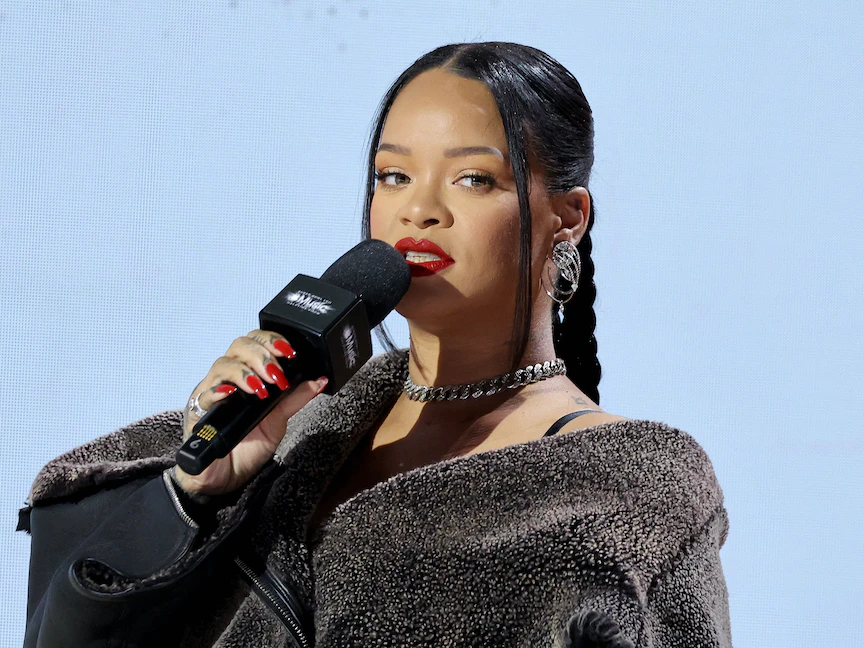المغنية ريهانا تتحدث في مركز مؤتمرات فينيكس بولاية أريزونا. 9 فبراير 2023 - Getty Images via AFP