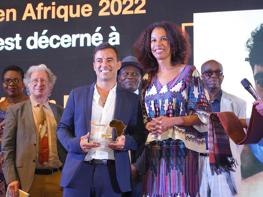 الروائي التونسي يامن مناعي أثناء تسلمه جائزة "أورانج للكتاب في إفريقيا"- 14 يونيو 2022 - https://twitter/FondationOrange