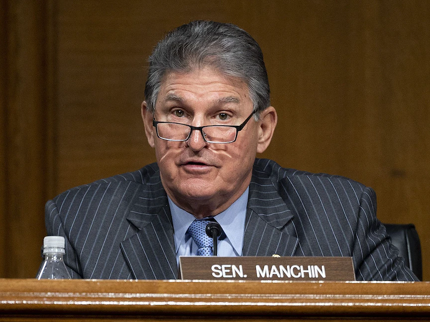 السيناتور الديمقراطي جو مانشين خلال جلسة لمجلس الشيوخ الأميركي - 27 يناير 2021 - Bloomberg
