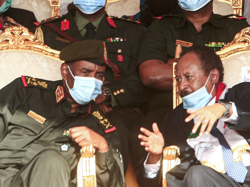 رئيس المجلس السيادي الانتقالي الفريق أول عبد الفتاح البرهان يتحدث مع رئيس الوزراء عبد الله حمدوك في العاصمة الخرطوم - 8 أكتوبر 2020 - AFP