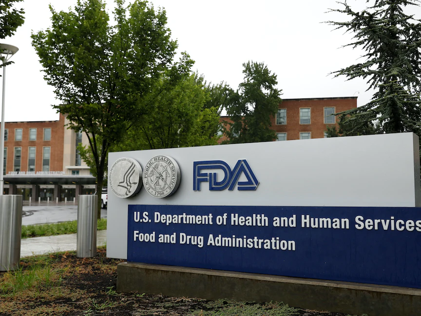 شعار إدارة الغذاء والدواء الأميركية خارج مقرها في منطقة وايت أوك بولاية ماريلاند. 29 أغسطس 2020 - REUTERS