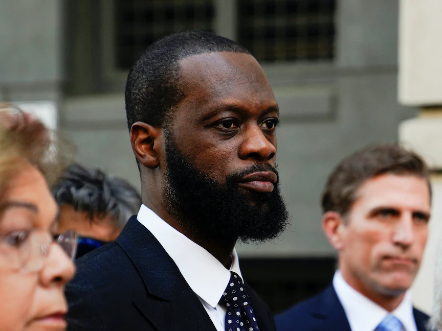 مغني الراب براس ميشيل من فرقة "The Fugees" يغادر المحكمة الفيدرالية الأمريكية، واشنطن، الولايات المتحدة، 26 أبريل 2023. - REUTERS