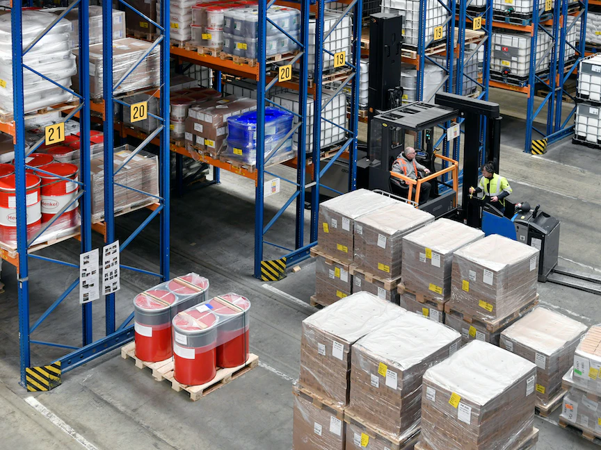 مستودع لتخزين السلع في ميناء روتردام بهولندا - 22 مارس 2019 - REUTERS